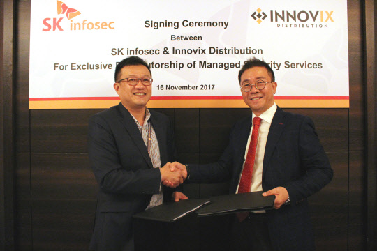 16일 싱가포르 마리나 베이 샌드 컨퍼런스룸에서 강용석 SK인포섹 사업개발본부장(오른쪽)과 마크 탄 이노빅스 매니징 디렉터가 파트너십 계약 체결 이후에 기념 촬영을 하고 있다. SK인포섹 제공